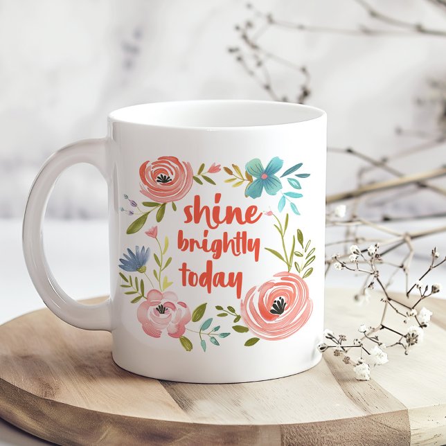 Caneca De Café "Brilhante Hoje" Pastel Rosa Floral ("Shine Brightly Today" Pastel Pink Floral Coffee Mug on a boho kitchen table with white dry flowers)