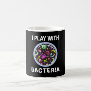 Caneca De Café Brincar Com A Química Da Microbiologia Das Bacté