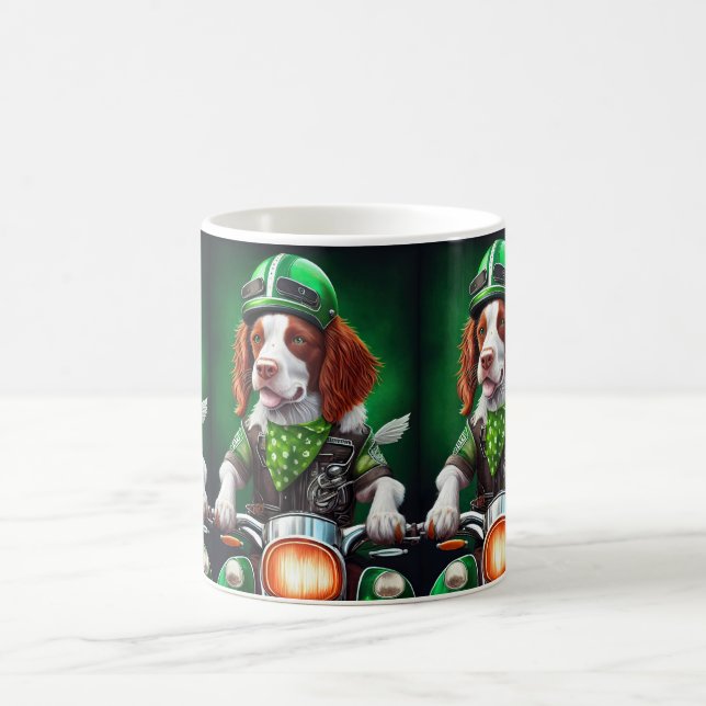 Caneca De Café Brittany Spaniel dirigindo Ruas de bicicleta. Dia  (Centro)