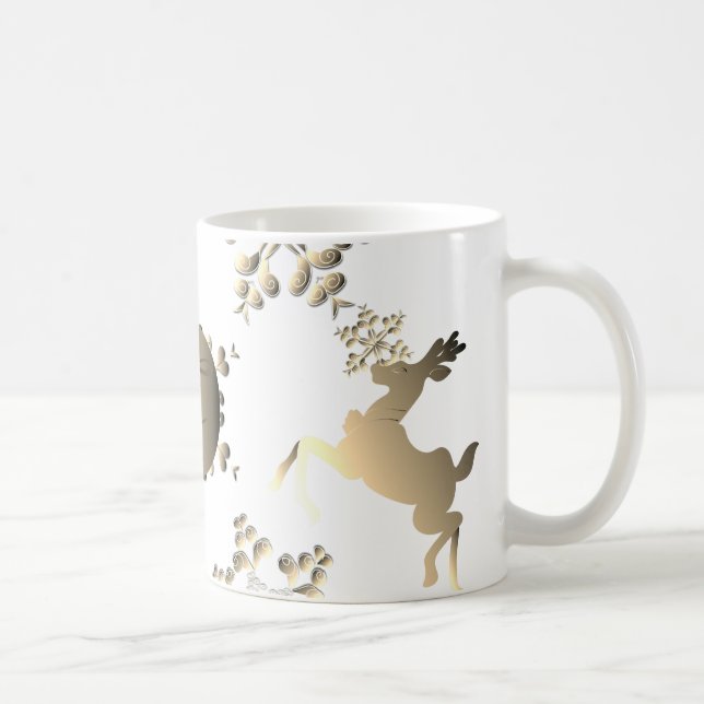 Caneca De Café Bronzy Monograma Snowflakes Reindeer em Branco (Direita)