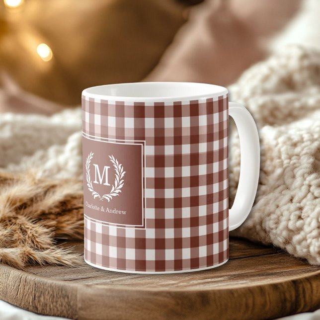 Caneca De Café Brown Gingham Monographic Crest Personalizado (Brown Gingham Monogram Crest Custom Coffee Mug)