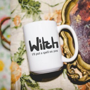 Caneca De Café Bruxa em tinta preta escrita à mão dizendo