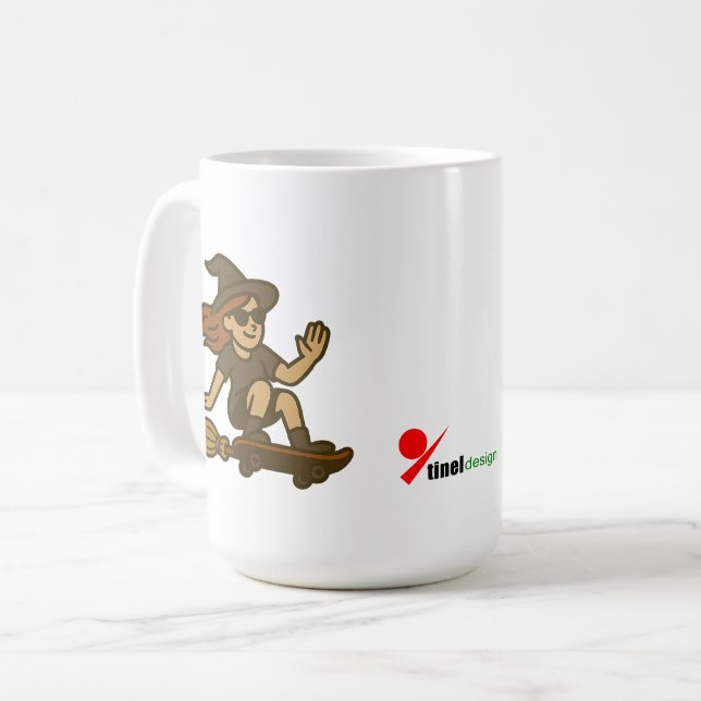 Caneca De Café “Bruxa sobre Rodas – Estilo Skate de Vassoura (Frente Esquerda)