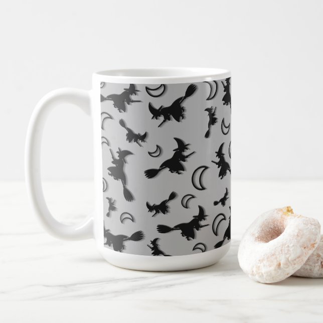 Caneca De Café Bruxa voadora entre meia lua na noite de Halloween (Com Donut)