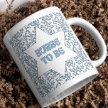 Caneca De Café "Bubbe to Be" Engraçada Nova Vovó Revelação de Gra<br><div class="desc">Celebrar o futuro Bubbe na sua vida com esta charmosa caneca 'Bubbe To Be'! Com uma bela intrincada Estrela de David cercada por uma delicada folhagem azul, esta caneca é o presente perfeito para qualquer avó que esteja à espera. A paleta de cor azul e branca mais calorosa não é...</div>