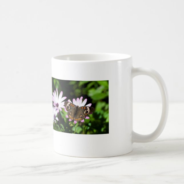 Caneca De Café Buckeye Butterfly em Flores Roxos (Direita)