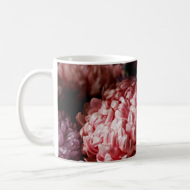 Caneca De Café Buquê rosa com flores púrpuras e rastejantes à luz (Esquerda)