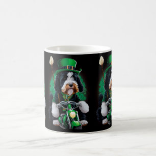 Caneca De Café Cachorro Bernedoodle dirigindo Ruas de bicicleta.