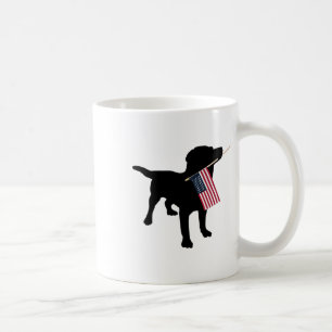 Caneca De Café Cachorro Black Lab segurando bandeira patriótica d