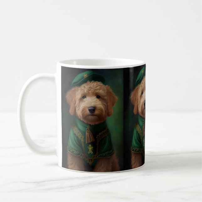 Caneca De Café Cachorro de Goldendoodle na Rua. Vestido do Dia de (Esquerda)