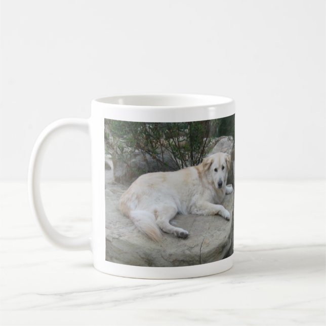Caneca De Café Cachorro Descansando Em Uma Rocha (Esquerda)