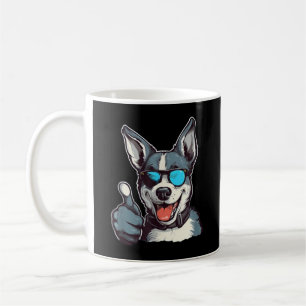 Caneca De Café Cachorro engraçado de óculos de sol fazendo sinal