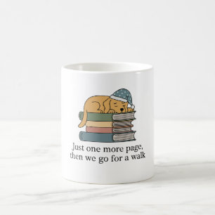 Caneca De Café Cachorro Engraçado Dormindo sobre Livros, "Mais um