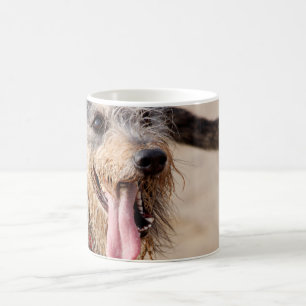 Caneca De Café Cachorro feliz na praia