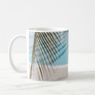 Caneca De Café Cadeira de braços castanho e preta ao lado da pis