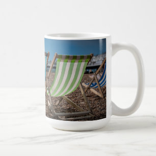 Caneca De Café Cadeiras de plataforma que olham o mar