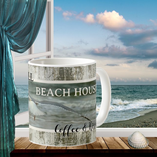 Caneca De Café Café e Kisses Seagull Beach House Mug (Beach house mug featuring an image of a seagull flying over the ocean on a weathered wood)