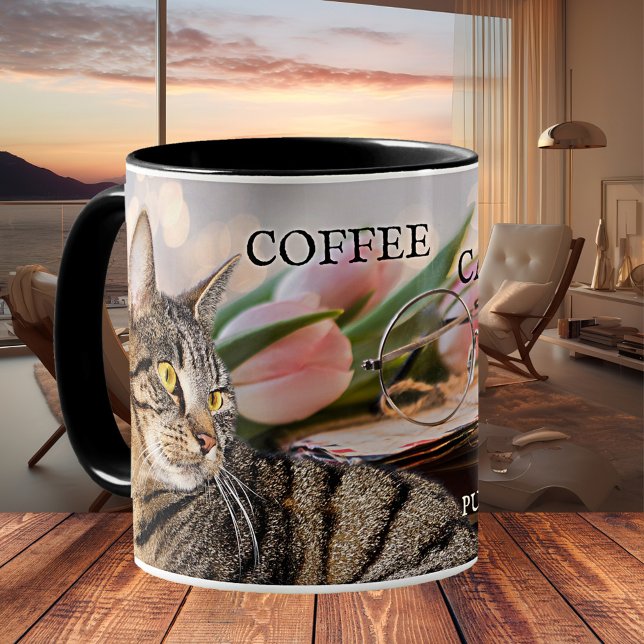 Caneca De Café Café e livros Mug (Coffee mug featuring a lovely spring image of a tabby cat with tulips, books and a pair of glasses)