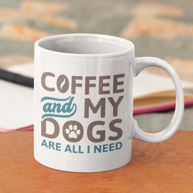 Caneca De Café Café E Meus Cachorros São Tudo O Que Preciso. (Criador carregado)