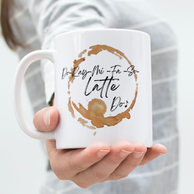 Caneca De Café Café Engraçado Passa Mug (Coffee ring mark with the Do- Ray Mi fa so Latte Do on a white mug with a ladies hand.)