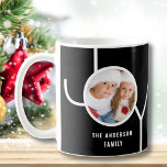Caneca De Café Café Preto de Natal de Férias da Família Personali<br><div class="desc">Esta caneca de Natal de na moda é decorada com a palavra JOY em um fundo preto. Facilmente personalizável com sua foto e seu nome.</div>