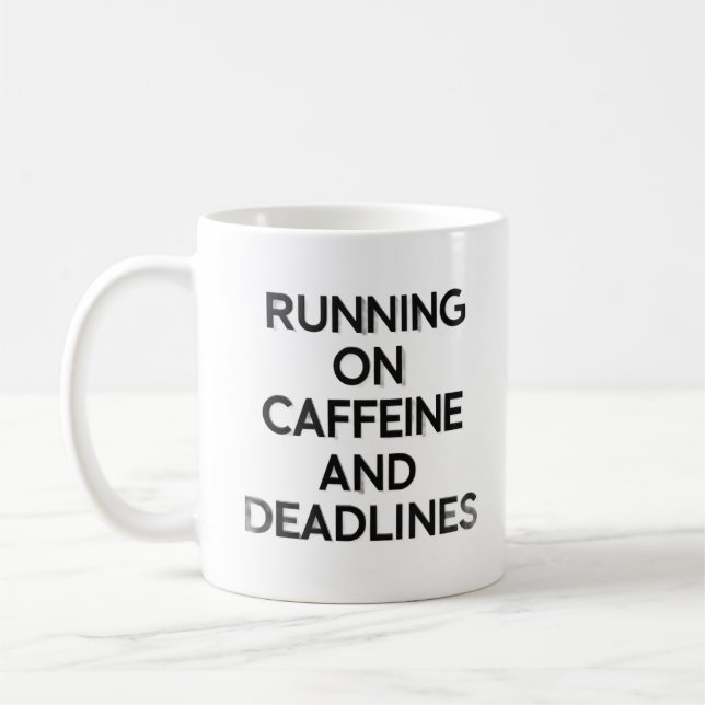 Caneca De Café Caffeine & Deadlines Hustle Mug (Esquerda)