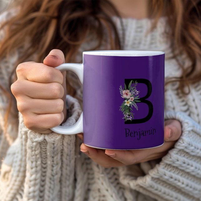 Caneca De Café Cama de café púrpura inicial da flor de água (Criador carregado)