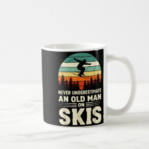 Caneca De Café Camisa de esqui vintage subestimar um velho em cim