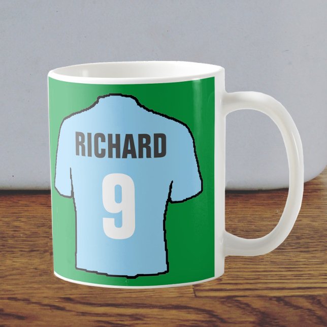 Caneca De Café Camisa de futebol design em azul-céu. (Criador carregado)