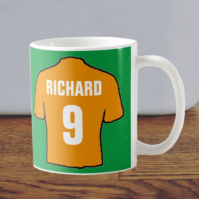 Caneca De Café Camisa de futebol design em ouro velho. (Criador carregado)