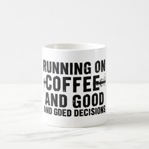 Caneca De Café Camiseta Correndo Com Café E Más Decisões, Cômico