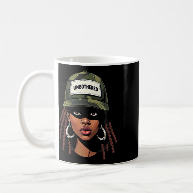 Caneca De Café Camo Juneteenth Despreocupada Garota Preta com Tra (Esquerda)