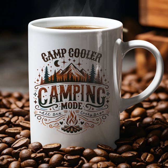 Caneca De Café Camping Mode, Retro Typography Camping Symbols (Criador carregado)