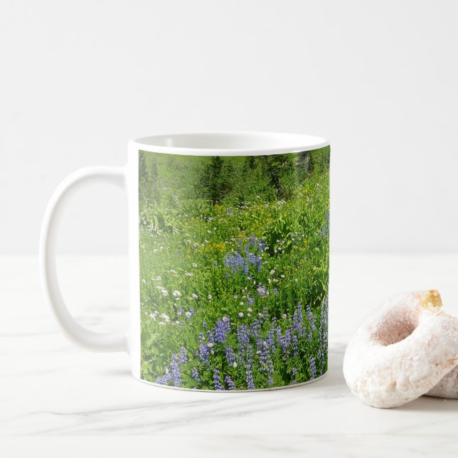 Caneca De Café Campo de flores silvestres no Monte Rainier (Com Donut)