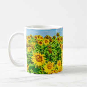 Caneca De Café Campo de girassol no verão ensolarado. Picturesco