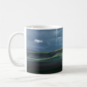 CANECA DE CAFÉ CAMPO DE GRAMA VERDE SOB PELE NUVEM DURANTE O DIA