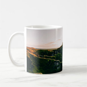 CANECA DE CAFÉ CAMPO VERDE E MONTANHA DURANTE O DIA