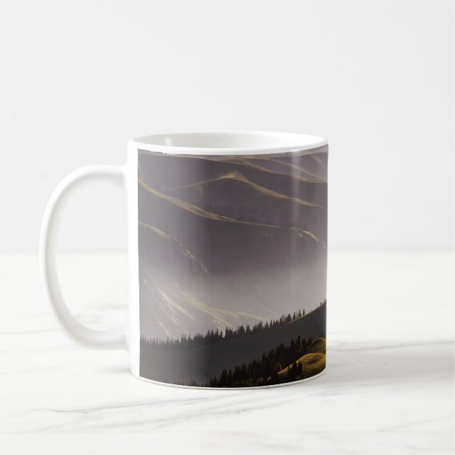CANECA DE CAFÉ CAMPO VERDE E MONTANHAS DURANTE O DIA (Esquerda)