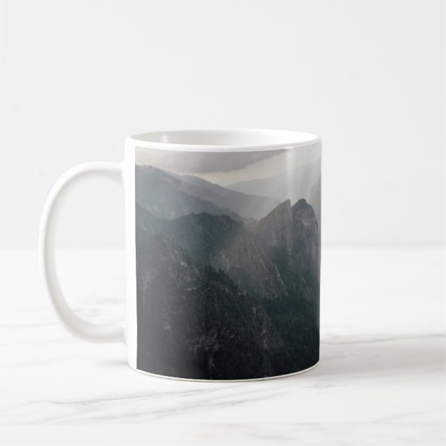 CANECA DE CAFÉ CAMPO VERDE E MONTANHAS DURANTE O DIA (Esquerda)