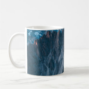 CANECA DE CAFÉ CAMPO VERDE PERTO DA MONTANHA
