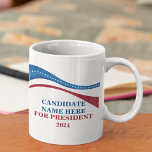Caneca De Café Candidato à Eleição do Presidente 2024<br><div class="desc">Personalize sua própria caneca de campanha política adicionando seu próprio nome ou outro político sob esta bandeira artística americana em vermelho,  branco e azul. Adicione um nome personalizado para presidente em 2024.</div>