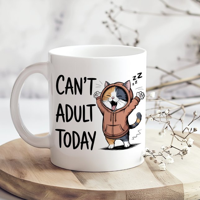 Caneca De Café "Can't Adult Today" Funny Cat ("Can't Adult Today" Funny Cat Coffee Mug on a sunny boho kitchen table with tiny dry flowers)