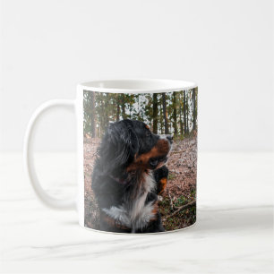 Caneca De Café cão de montanha bernês na floresta