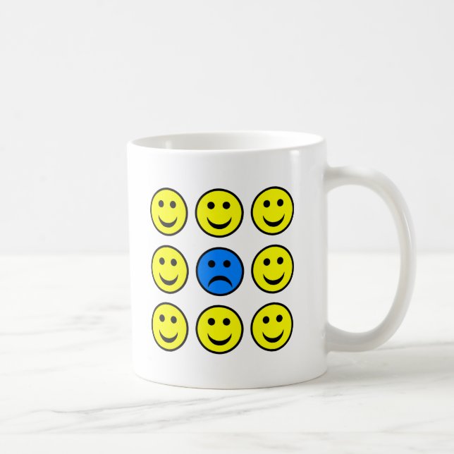 Caneca De Café Cara triste em uma multidão de feliz (Direita)