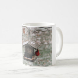 Caneca De Café Cardeal em um alimentador de neve
