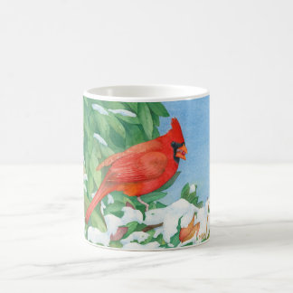 Caneca De Café Cardeal em um arbusto de neve