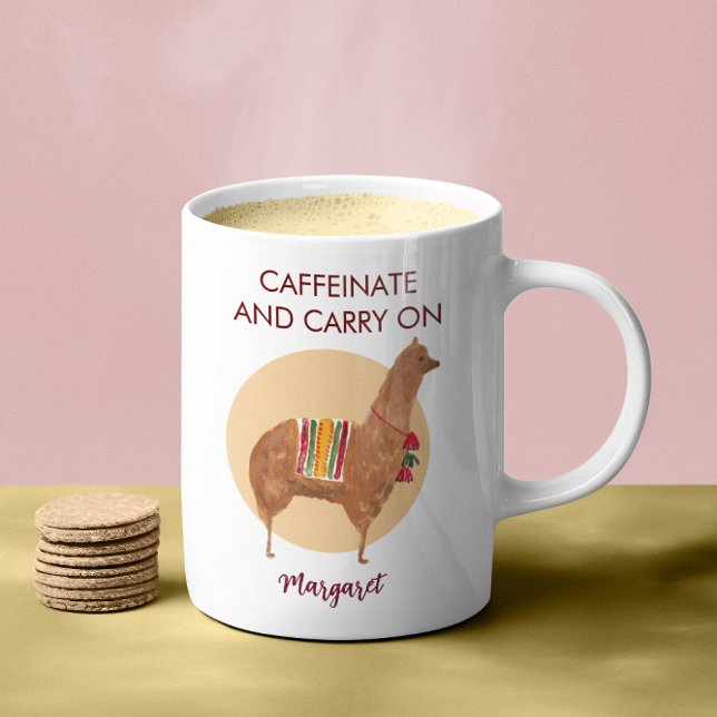 Caneca De Café Carregar De Cafeinato Em Llama Alpaca Animal Desen (This cute personalized alpaca llama coffee mug reads: "Caffeinate and Carry On.")