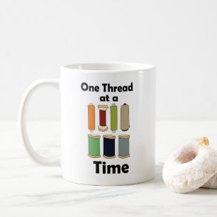 Caneca De Café Carretéis De Linha Um Fio De Cada Vez Motivacional