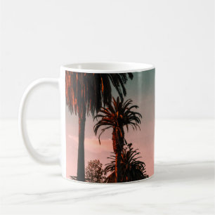 Caneca De Café Carros estacionados em cinzas de betão perto de