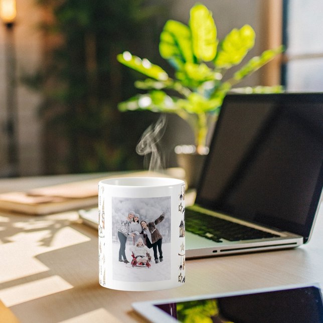 Caneca De Café Casa de fotos da família de natal gnomedura scandi (Criador carregado)